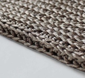 Halbpatent stricken: Voluminös, elastisch, fließend – es sieht aus wie das Vollpatent, verbraucht aber wesentlich weniger Garn. // Strickanleitung // Strickmuster // Baumwolle // Viskose // Gold // DIY // Stricken lernen // Anleitung deutsch //