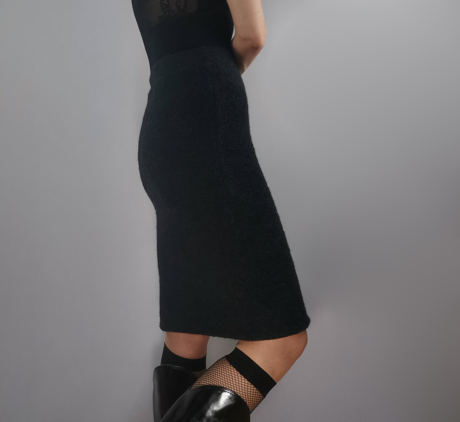 Handgestrickter Pencil Skirt aus anthrazitfarbener Boucléwolle.