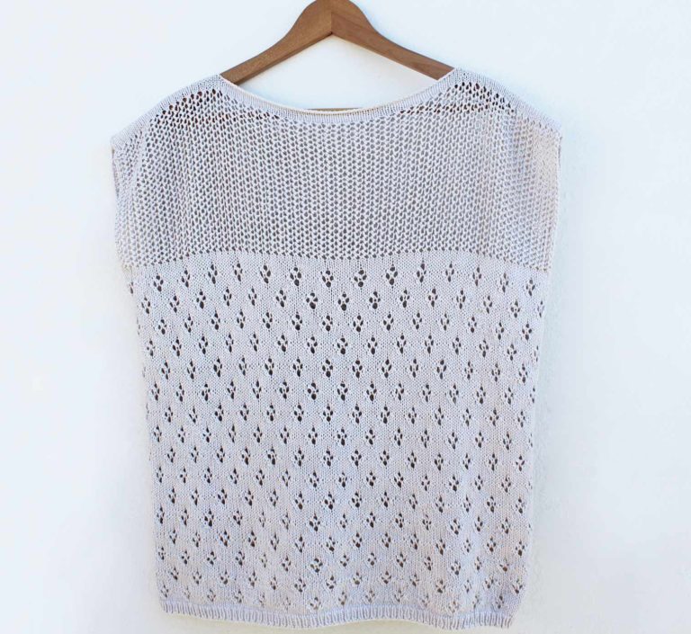 Gestricktes Sommertop mit kurzen Ärmeln im Lochmuster. Das niedliche Sommeroberteil zeigt im unteren Teil rautenförmige Blüten und im oberen Bereich ein vertikales Lochmuster, passend zur kostenlosen Strickanleitung für das Cute Top.