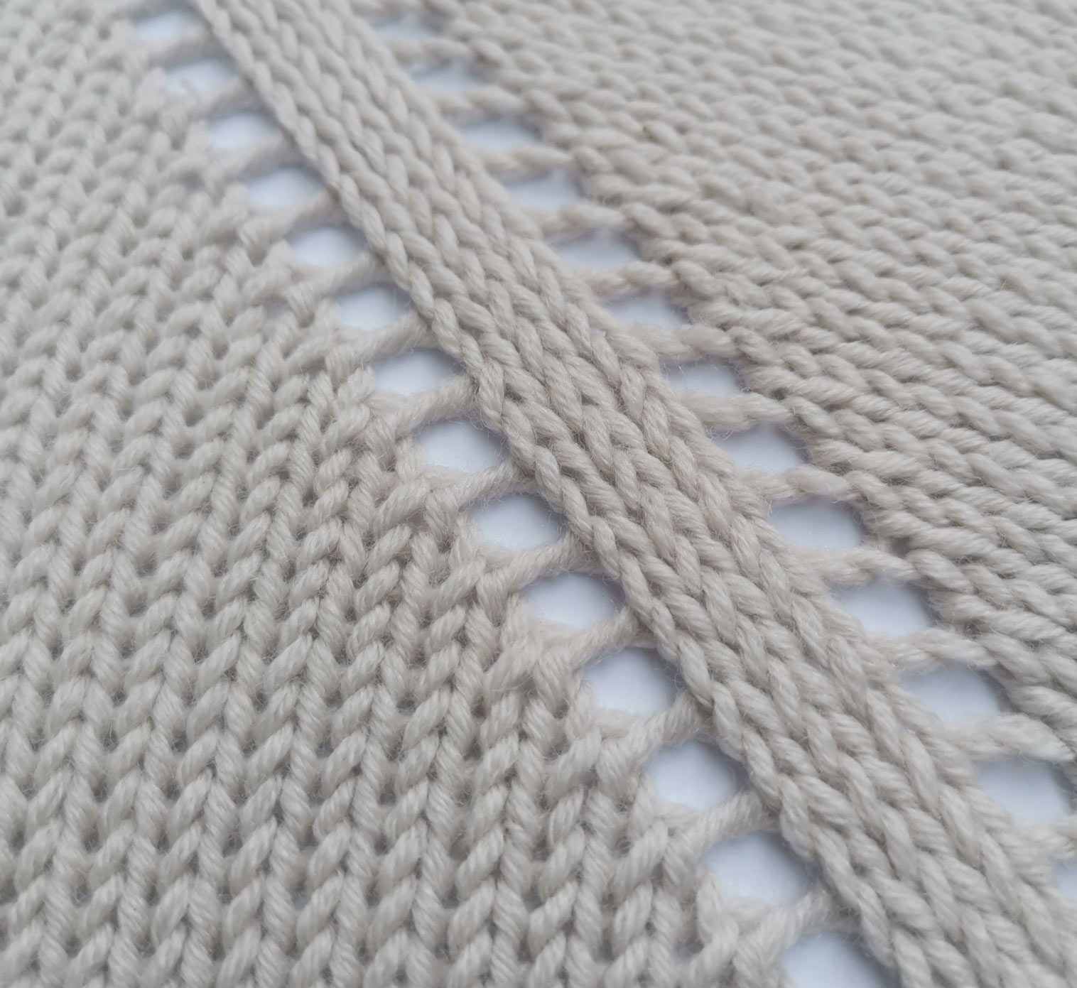 Detailaufnahme einer Raglanline mit drei Raglanmaschen und Umschlägen (Lochmuster).