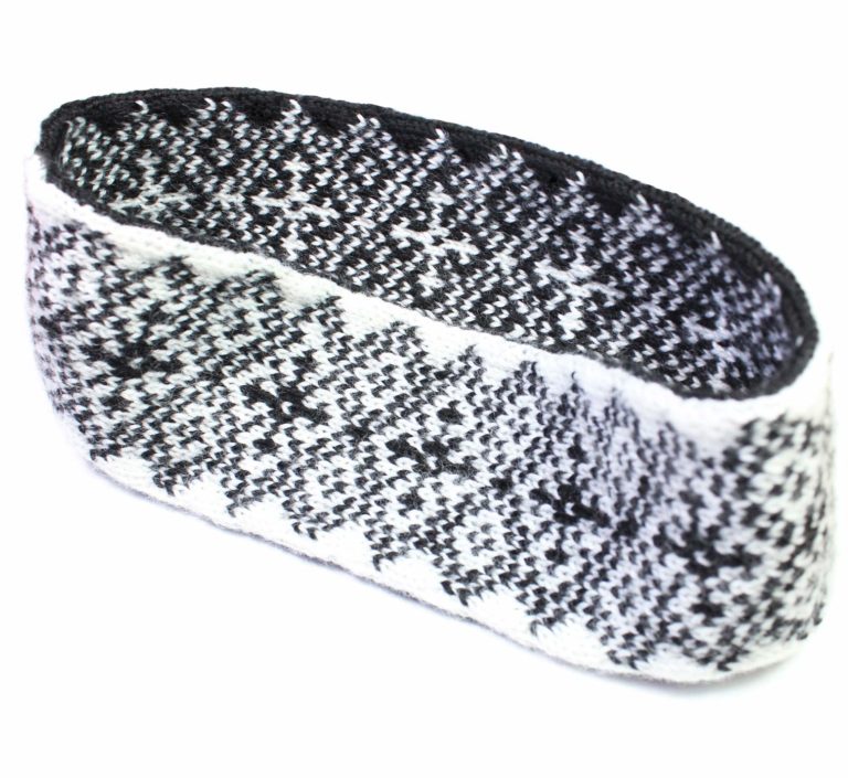 Großaufnahme eines selbstgestrickten Stirnbands zum Wenden im Norwegermuster, gestrickt aus vierfädigem Sockengarn in Schwarz und Weiß. Das Bild zeigt das fertige Strickprojekt aus Wollresten für die kostenlose Schritt-für-Schritt-Strickanleitung zum Doubleface-Stricken.