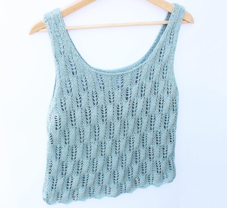Selbstgestricktes, lässiges Trägertop für den Sommer. Das Oberteil wurde in einem Lochmuster aus Baumwolle gearbeitet und visualisiert die kostenlose Strickanleitung zum Thema Crop Top stricken.